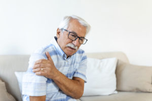 La osteoartritis (OA) es una enfermedad degenerativa que afecta las articulaciones y causa el desgaste del cartílago.