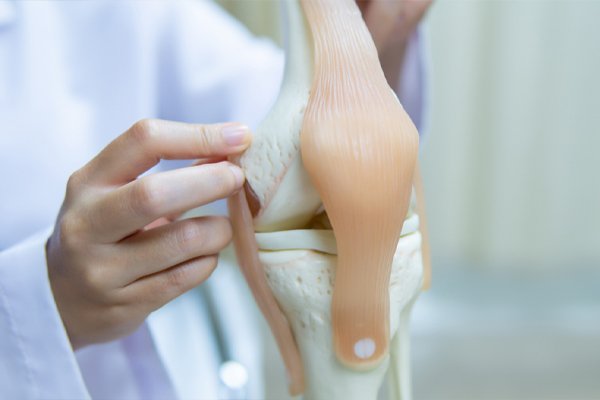 Persona con dolor articular considerando acudir a un reumatólogo.
