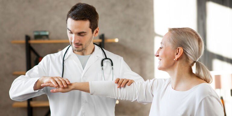 Paciente recibiendo atención médica y fisioterapia para enfermedades reumáticas.
